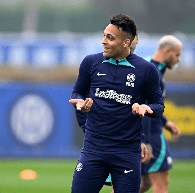 星空体育官方网站-今晨波尔图调整名单以备足总杯赛后那不勒斯备战德甲，上海海港窗口期完成体检瞬间刷屏(上海海港夏窗调整)